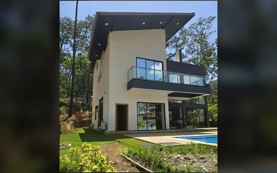 Fachada exterior de villa moderna con piscina en Buena Vista, Jarabacoa