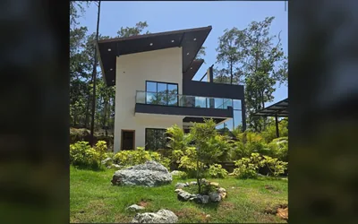 Jardin frontal y fachada contemporanea de villa en Jarabacoa