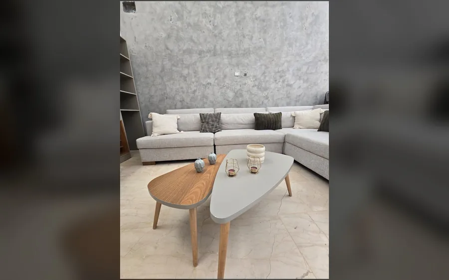 Area social interior con sofa seccional y terminacion contemporanea