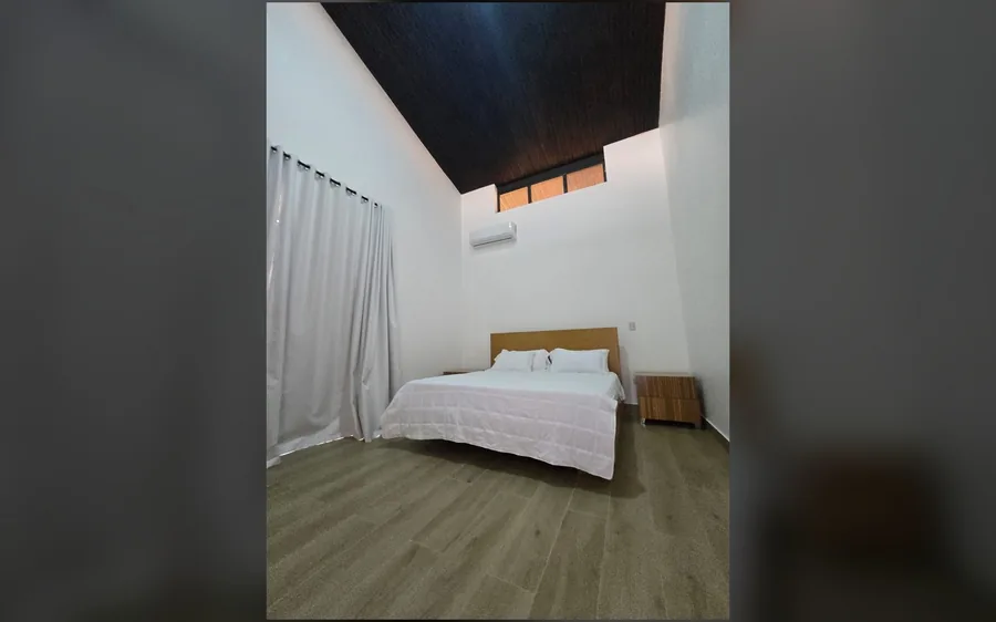 Habitacion con plafon alto, aire acondicionado y piso tipo madera