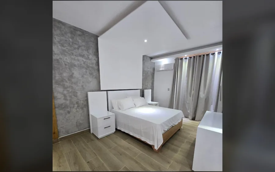Habitacion tipo suite con pared de acento y luz natural