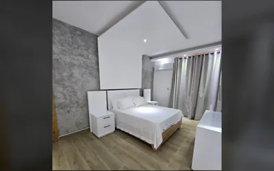 Habitacion tipo suite con pared de acento y luz natural
