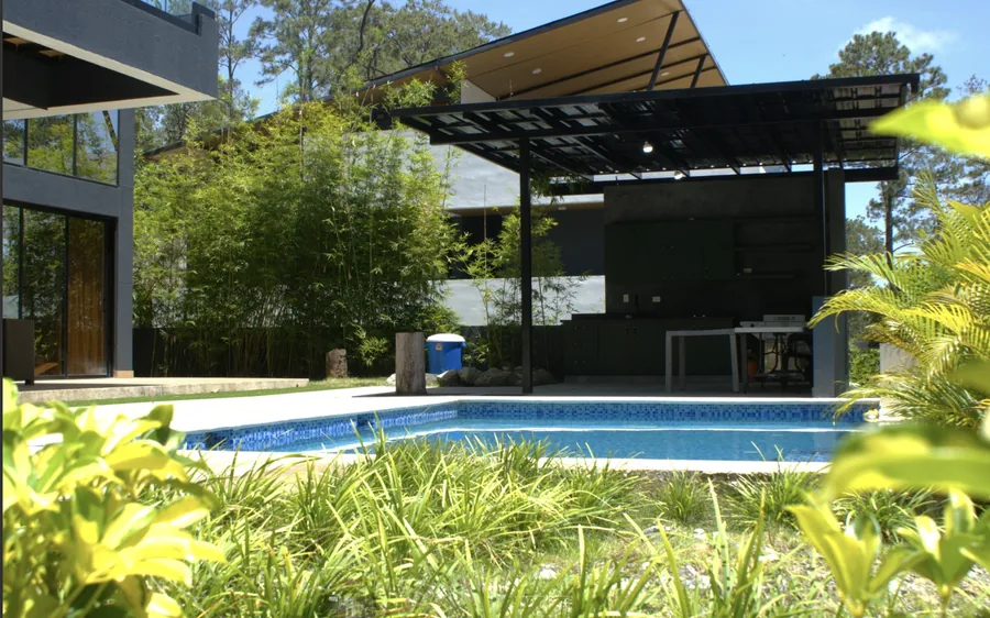 Piscina, gazebo y area social exterior de villa en Buena Vista Jarabacoa