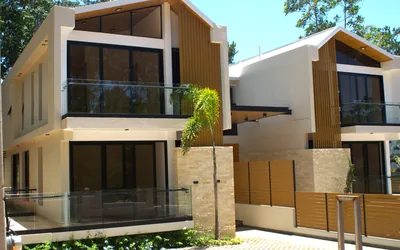 Fachada exterior de villas duplex modernas en Buena Vista, Jarabacoa - unidad A