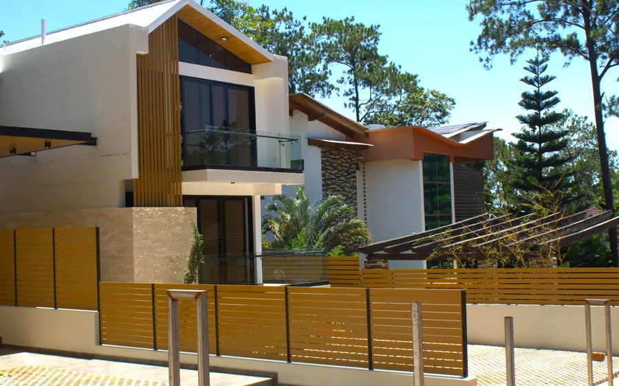Fachada lateral de villa duplex moderna con balcon en Jarabacoa - unidad A