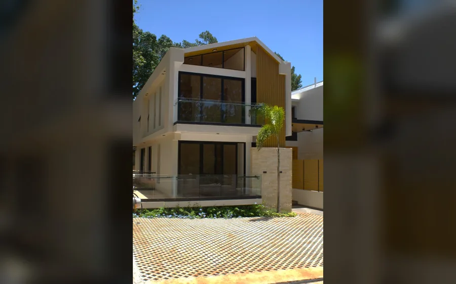 Fachada frontal de villa duplex con cristales y detalles en madera - unidad A