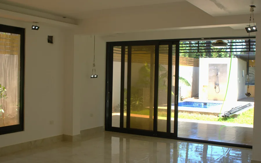 Area social interior con salida hacia patio y picuzzi en villa duplex - unidad A