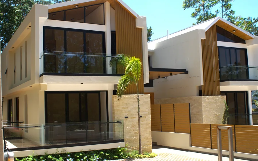 Fachada exterior de villas duplex modernas en Buena Vista, Jarabacoa - unidad B