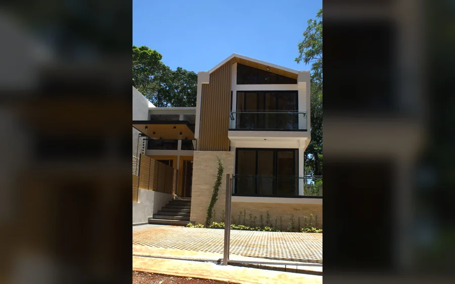 Entrada y fachada contemporanea de villa duplex en Buena Vista - unidad B
