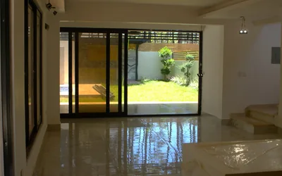 Sala de villa duplex con salida hacia jardin y area exterior - unidad B
