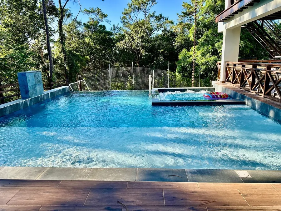 Piscina amplia con jacuzzi climatizado en villa de Buena Vista, Jarabacoa