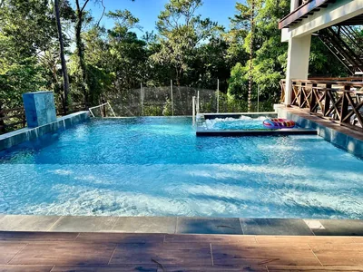 Piscina amplia con jacuzzi climatizado en villa de Buena Vista, Jarabacoa