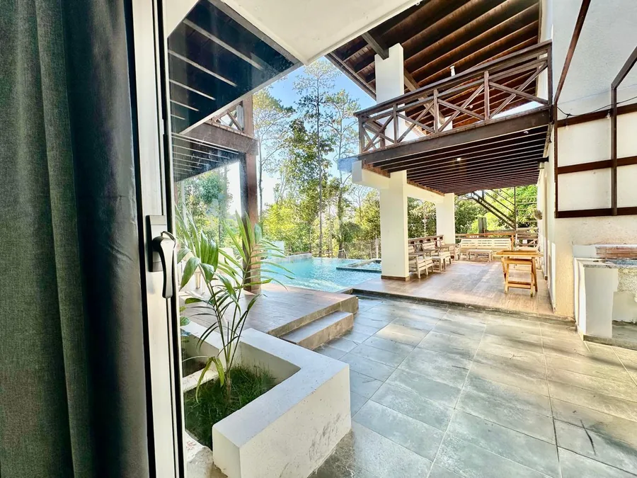 Terraza social exterior con piscina, balcones de madera y area de reuniones