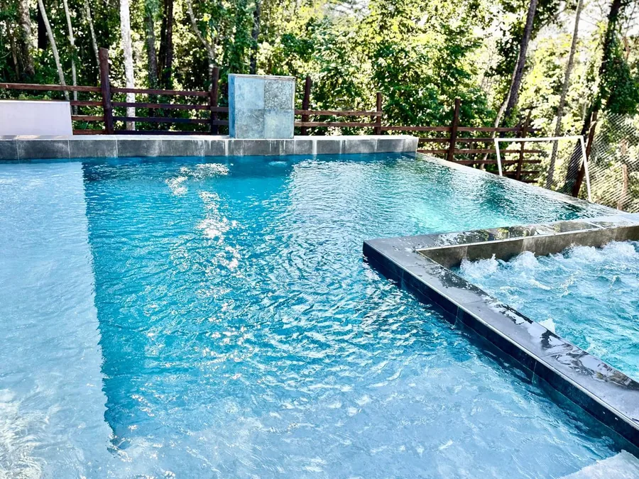 Detalle de piscina con borde visual y jacuzzi climatizado