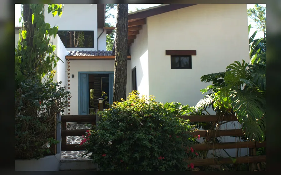 Exterior de villa amoblada en Buena Vista, Jarabacoa con jardines y entorno verde