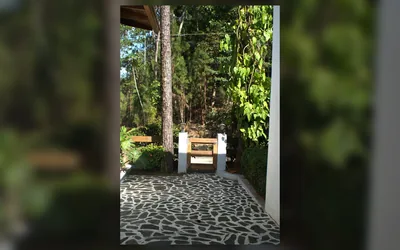 Sendero exterior con jardines y arboles en villa de Buena Vista, Jarabacoa