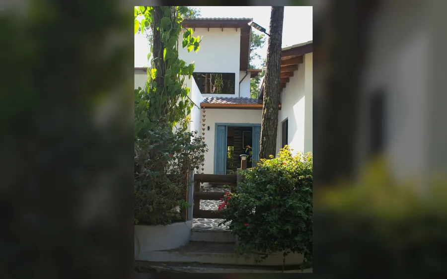 Fachada de villa en Jarabacoa rodeada de jardines y vegetacion