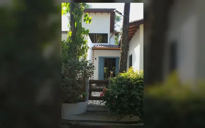 Fachada de villa en Jarabacoa rodeada de jardines y vegetacion