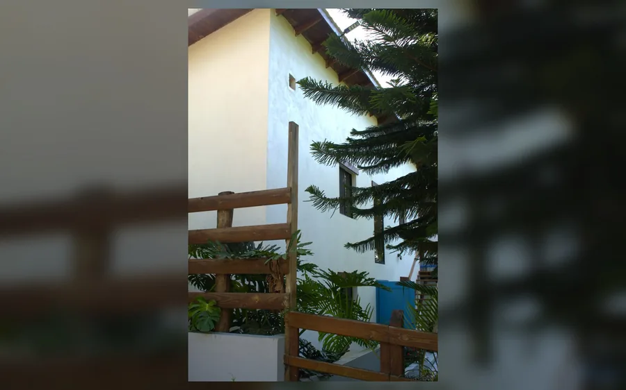 Vista lateral de villa en Buena Vista, Jarabacoa con pinos y barandas de madera