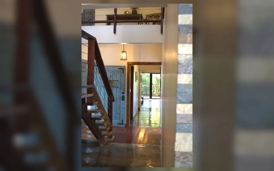 Escalera interior de villa amoblada en Jarabacoa con detalles de madera
