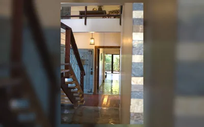 Escalera interior de villa amoblada en Jarabacoa con detalles de madera
