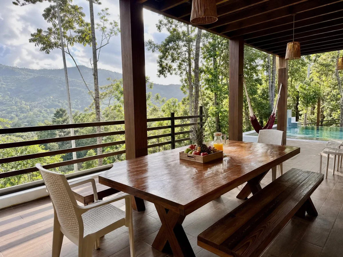 Terraza de villa en Jarabacoa con vista de montaña y ambiente familiar de descanso.