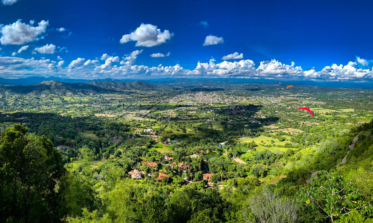 Panorama de Jarabacoa con parapente